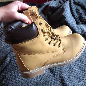 Boots size 9
